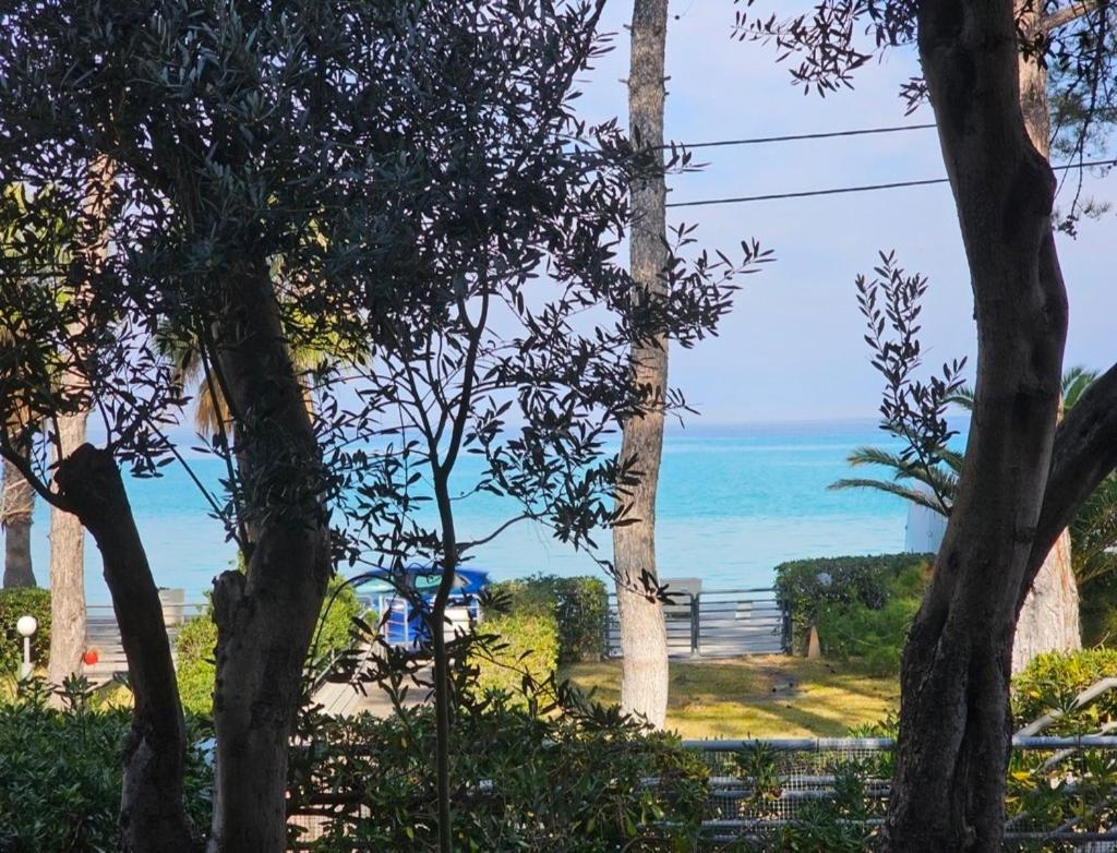 Stay At Beachfront Villa Lilia In Pefkohori, Halkidiki For A Dreamy Vacation Exterior photo